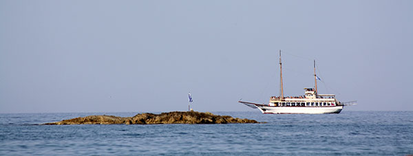 остров и яхта
