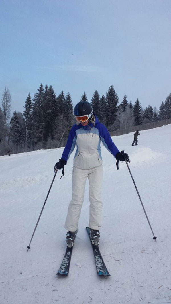 Таня на лыжах